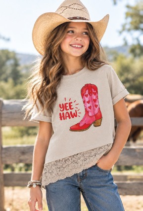 Niña con sombrero vaquero y playera estampada Yee Haw con bota roja